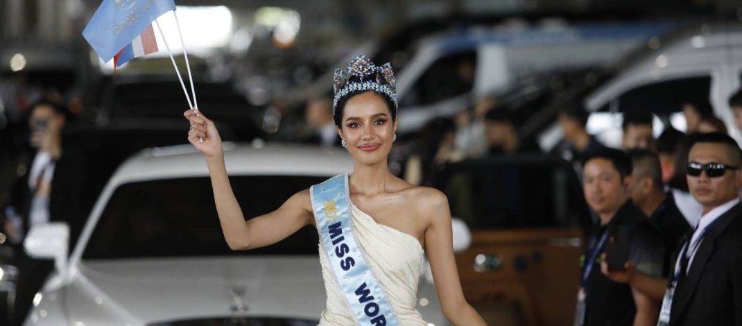 มงกุฎประวัติศาสตร์!! มหาชนคนไทยแห่รับขวัญ “โอปอล-สุชาตา” มิสเวิลด์คนแรกในรอบ 75 ปี แน่นสุวรรณภูมิ