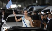 มงกุฎประวัติศาสตร์!! มหาชนคนไทยแห่รับขวัญ “โอปอล-สุชาตา” มิสเวิลด์คนแรกในรอบ 75 ปี แน่นสุวรรณภูมิ