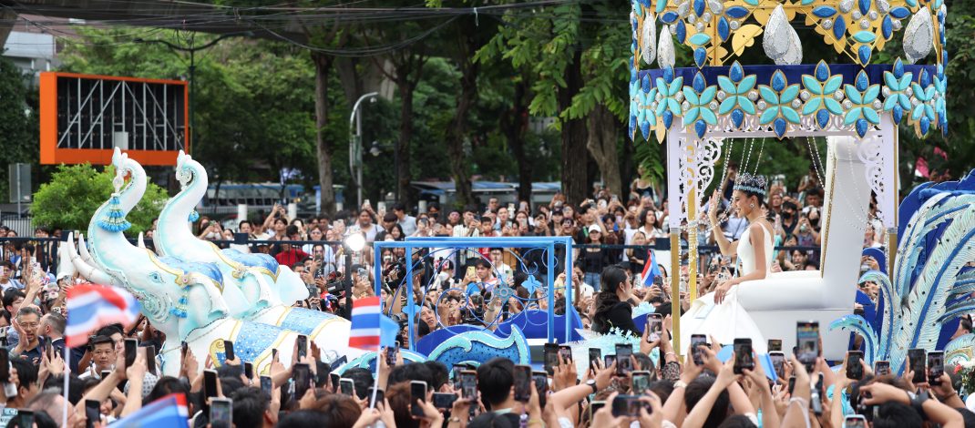 ขบวนแห่แห่งเกียรติยศ “โอปอล-สุชาตา” ตื้นตัน คนไทยรอรับแน่นถนนสุขุมวิท ตะโกนเรียกชื่อดังกึกก้อง