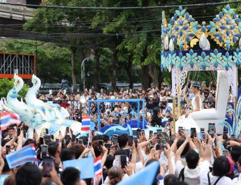 ขบวนแห่แห่งเกียรติยศ “โอปอล-สุชาตา” ตื้นตัน คนไทยรอรับแน่นถนนสุขุมวิท ตะโกนเรียกชื่อดังกึกก้อง